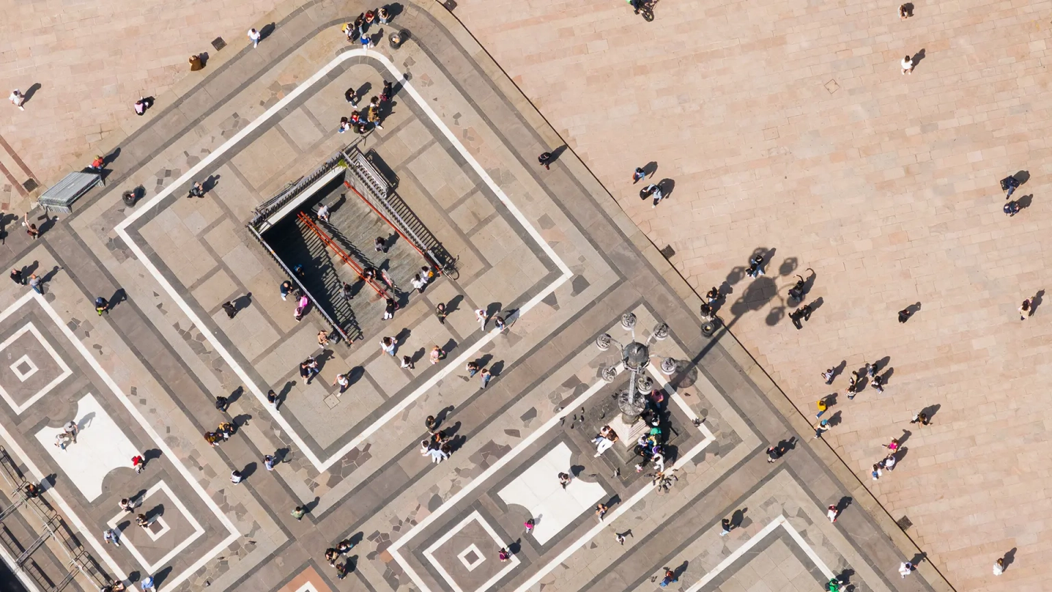 Vista aerea di una piazza con geometrie architettoniche