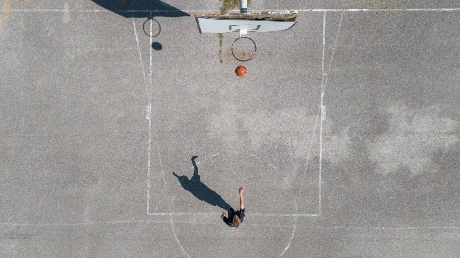 Vista aerea di campo sportivo urbano