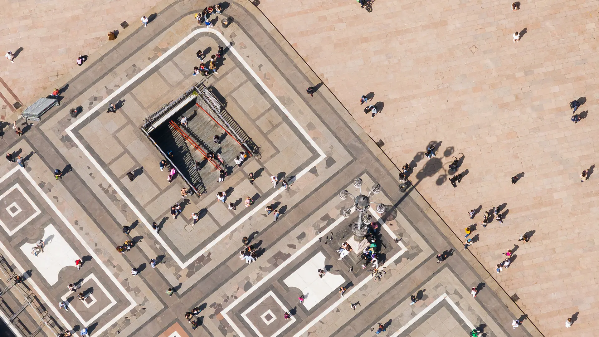 Vista aerea di una piazza con geometrie architettoniche