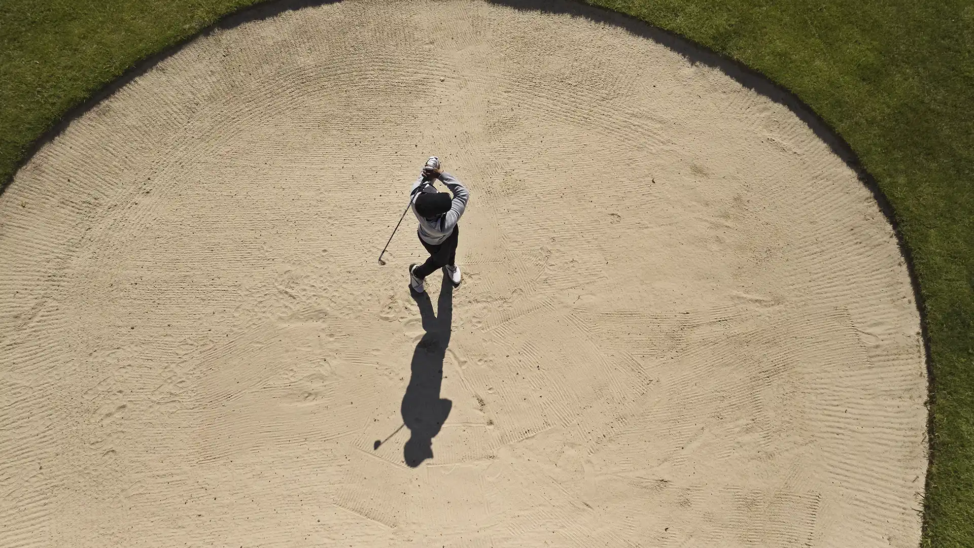 Persona al centro di uno spazio urbano visto dall’alto
