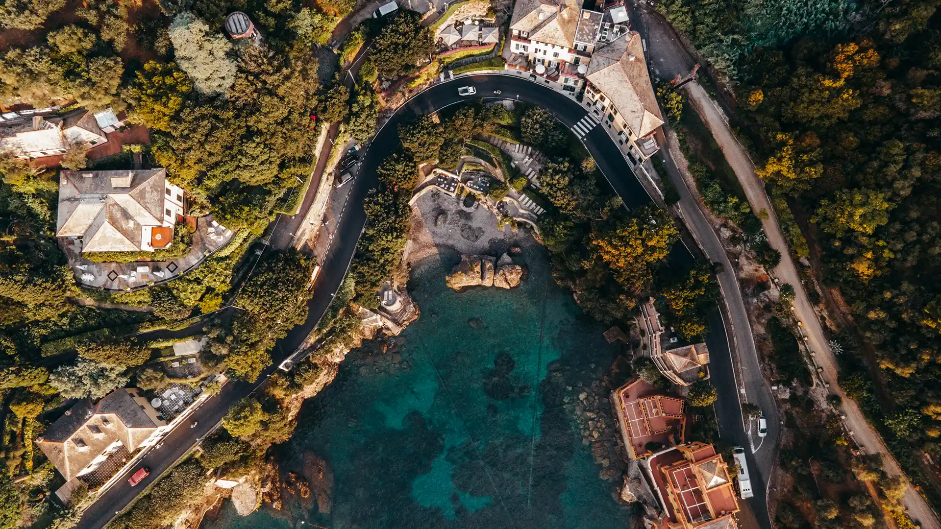 Vista aerea di città affacciata sul mare